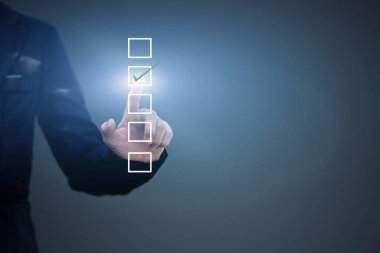 İşadamı mavi arka plandaki bir kutuya dokunuyor. Boşluğu kopyala