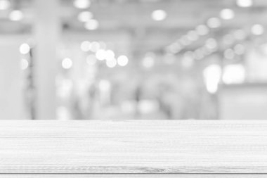 Boş beyaz masa üstü, bulanık beyaz bokeh ışık arkaplanı üzerinde sayaç. Ürün görüntüleme, pankart veya maket için ahşap raf.