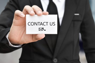 İş adamı elinde kartvizitle bize ulaşır. Müşteri destek hattı bağlantıları için fikir