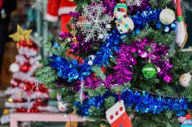 Noel ağacının yakın çekimleri bulanık arkaplan. Noel süslemeleri