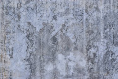 Endüstriyel inşaatta çatlak ve lekeli bir beton duvar.