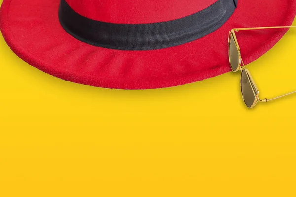 모자에 선글라스노란 배경에 — 스톡 사진