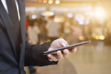 Cep telefonu kullanan adama yaklaş. İş ve teknoloji kavramı.