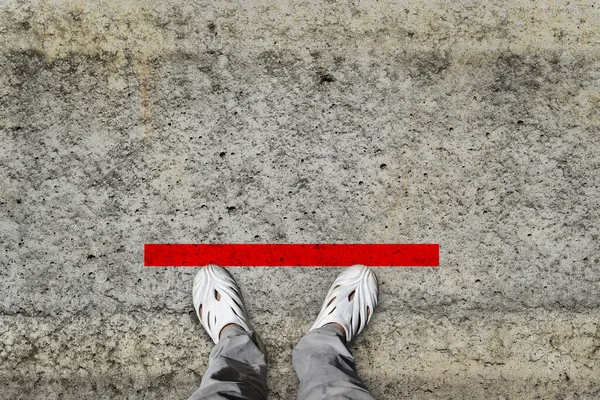 Πάνω Κάτω Από Πόδια Στέκονται Κόκκινη Γραμμή Στο Δάπεδο Έννοια — Φωτογραφία Αρχείου
