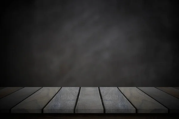 空の木のテーブルの上にぼかしブラックボードの背景 — ストック写真