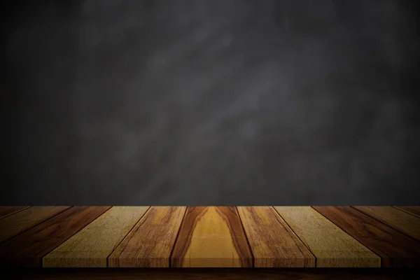 空の木のテーブルの上にぼかしブラックボードの背景 — ストック写真