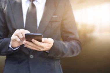 Cep telefonu kullanan adama yaklaş. İş ve teknoloji kavramı.