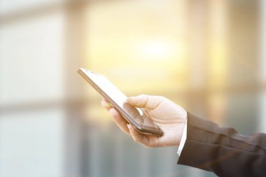 Cep telefonu kullanan iş adamının yakın çekimi. İş ve teknoloji için fikir.