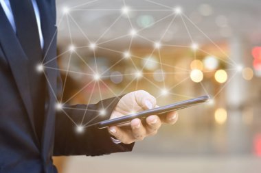 Simge ağlı akıllı telefon kullanan İşadamı 'nı kapat. Teknoloji ya da internet bankacılığı kavramı için cep telefonu tutan adam.