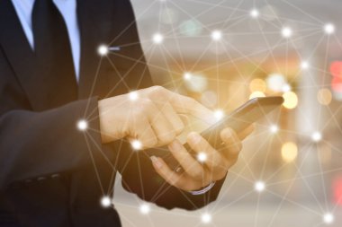 Simge ağlı akıllı telefon kullanan İşadamı 'nı kapat. Teknoloji ya da internet bankacılığı kavramı için cep telefonu tutan adam.