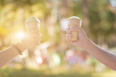 Yaz günü tatilde iki el dondurma külahı..