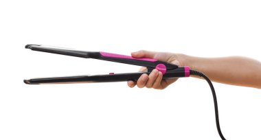 Beyaz arka planda izole edilmiş saç maşası tutan çocuk eli. kırpma yolu ile.