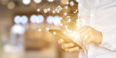 Bağlantı kur. Cep telefonu kullanan iş adamı eli (telefon, posta, adres) simgesi.