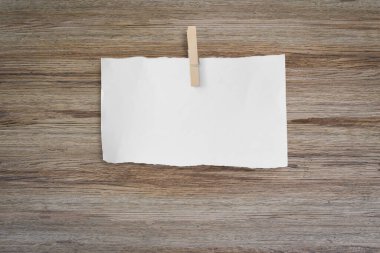 Ahşap masa arkasına beyaz kağıt yapıştırılmış. Metnin için boşluk kopyala