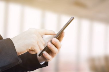 Cep telefonu kullanan iş adamının yakın çekimi. İş ve teknoloji için fikir.