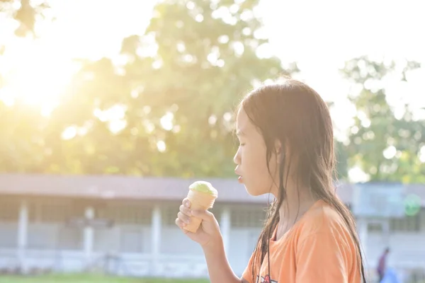 美丽的小女孩在暑假吃冰淇淋 — 图库照片