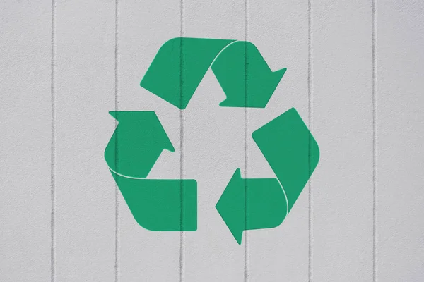 Grön Återvinningssymbol Vit Cementvägg Bakgrund — Stockfoto