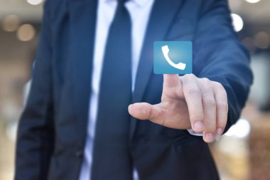 Bağlantı kur. İş adamı el ile simgeye basar (telefon, posta, adres).