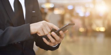 Cep telefonu kullanan adama yaklaş. seçici odak