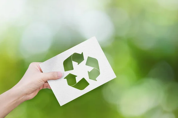 Conceito Ambiental Mão Segurando Papel Branco Com Símbolo Reciclagem Fundo — Fotografia de Stock