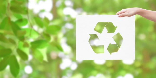 Papel Cortado Mano Con Reciclado Logotipo Sobre Fondo Verde Concepto — Foto de Stock