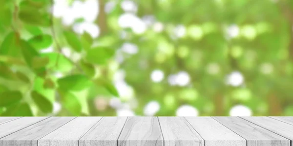 Κενό Λευκό Ξύλινο Τραπέζι Top Φόντο Blur Πράσινο Bokeh Για — Φωτογραφία Αρχείου