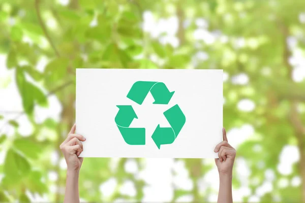 Mano Sosteniendo Tablero Blanco Con Logotipo Del Reciclaje Sobre Fondo — Foto de Stock