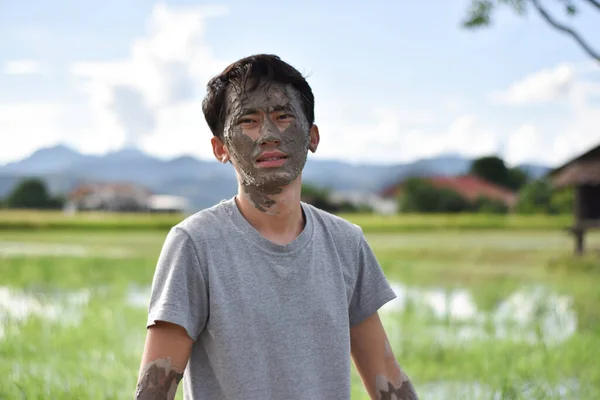 盖满泥巴的男人的脸和手 — 图库照片