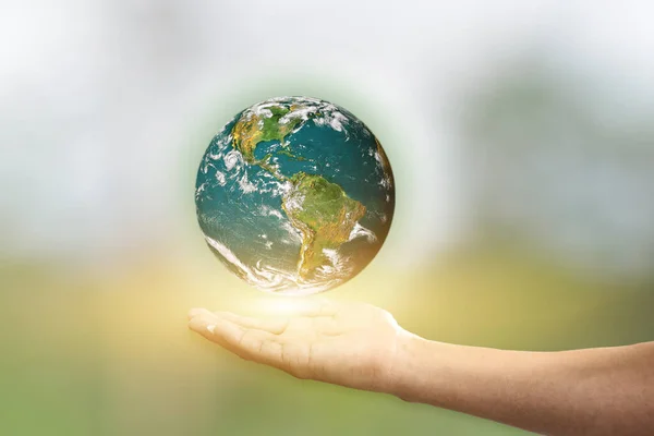 Mano Sosteniendo Planeta Tierra Sobre Fondo Verde Borroso Elementos Esta — Foto de Stock