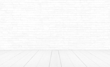 Beyaz ahşap zemin ve tuğla duvar zeminli klasik iç mekan