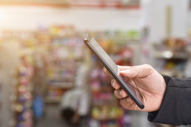 İnternet ya da sosyal ağları aramak için cep telefonlu erkeklerin yakın plan görüntüsü