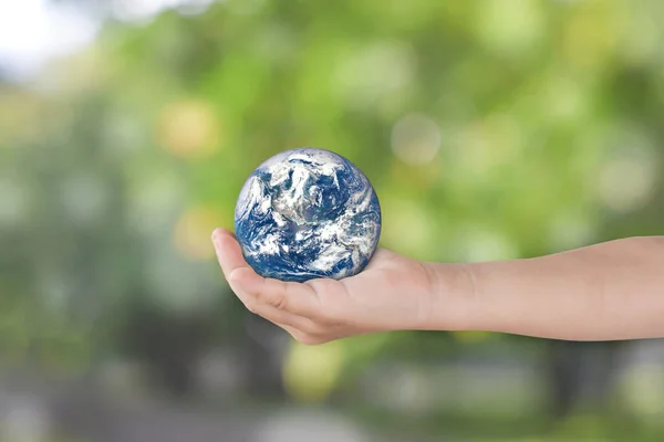 Koncepcja Dnia Środowiska Ręce Dziecka Trzymające Ziemię Nad Rozmazanym Zielonym — Zdjęcie stockowe
