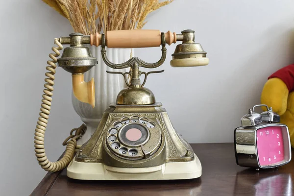 Винтажный Телефон Фоне Деревянного Стола Роторный Антикварный Телефон — стоковое фото