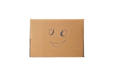 Beyaz arka planda gülen yüzlü karton kutu. kırpma yolu ile.