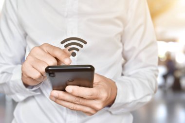 Wi-Fi ikonlu cep telefonu kullanan bir adam. Ticari iletişim sosyal ağı için fikir.