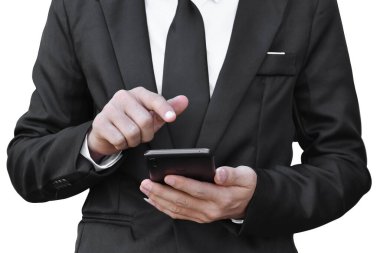 Beyaz arka planda izole edilmiş cep telefonu kullanan adama yaklaş. kırpma yolu ile.