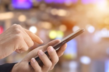 Erkek ellerinin cep telefonu kullanırken yakın plan görüntüsü. İş teknolojisi ve sosyal ağlar kavramı