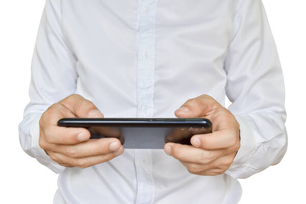 Закрыть человека с помощью мобильного смартфона, изолированного на белом фоне. с траекторией обрезки.