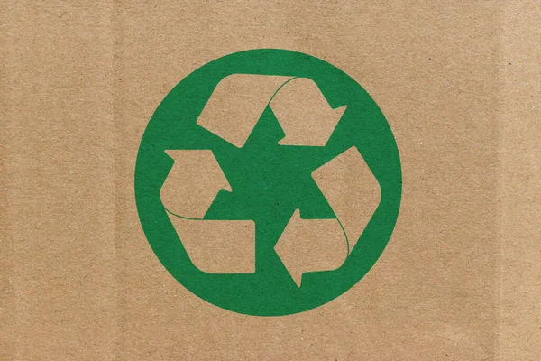 Grünes Recycling Symbol Auf Karton Hintergrund — Stockfoto