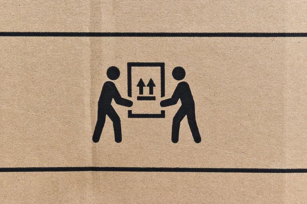 Arkaplan olarak ambalaj sembolleri olan karton kutuyu kapat. Kırılgan ögeyi gösteren sembol içeren paket kutusu.