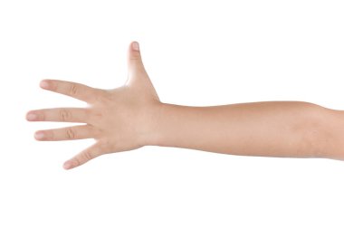 Çocuk eli, kırpma yolu ile beyaz arkaplanda izole edilmiş beş parmak gösterir.