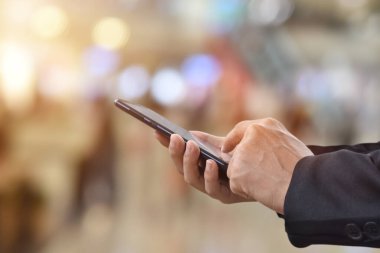 Erkek ellerinin cep telefonu kullanırken yakın plan görüntüsü. İş teknolojisi ve sosyal ağlar kavramı