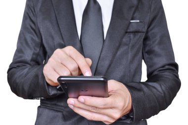 Beyaz arka planda kırpma yolu ile izole edilmiş cep telefonu kullanan İşadamı 'nı kapatın. Seçici odak