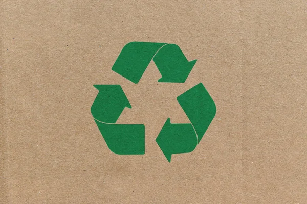 硬纸板背景上的绿色回收符号 — 图库照片