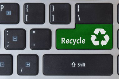 Çevre kavramının korunması. Laptop klavyesinde logo geri dönüşüm simgesi.