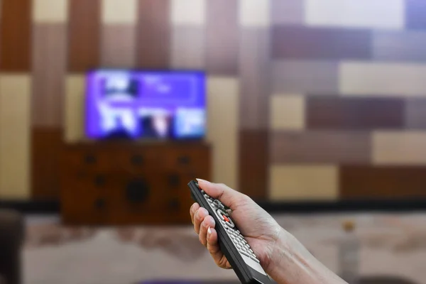 Uzaktan Kumandalı Televizyonu Kapat Seçici Odak — Stok fotoğraf