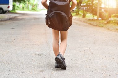 Okula dönelim. Sırt çantalı kız okula yürüyor..