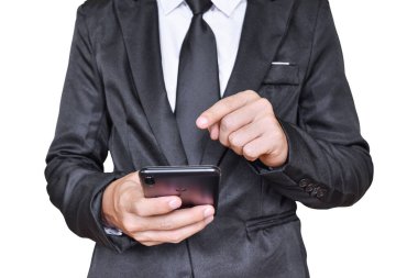 Beyaz arka planda kırpma yolu ile izole edilmiş cep telefonu kullanan İşadamı 'nı kapatın. Seçici odak