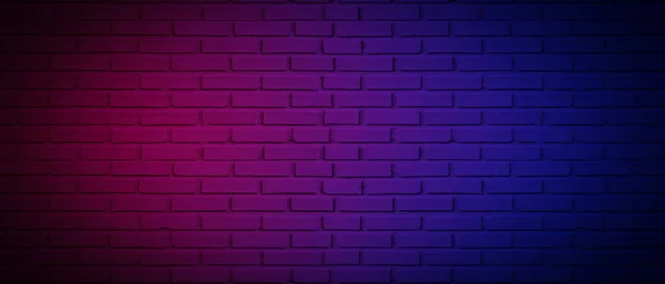 Parti veya bar arka plan dekorasyonu için ışıklandırma efekti tuğla duvar dokusu üzerinde neon ışığı.
