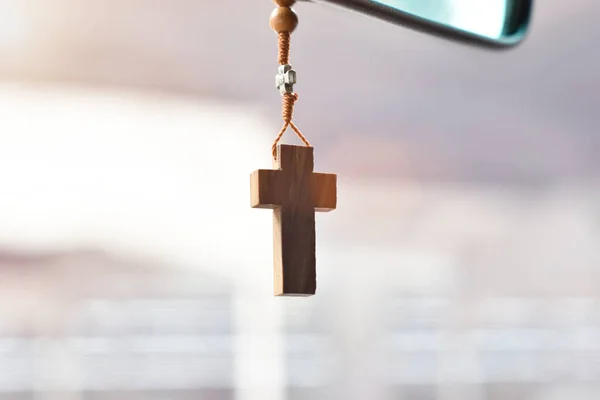 Christian Cross Hangt Aan Spiegel Auto Concept Van Religiositeit Geloof — Stockfoto